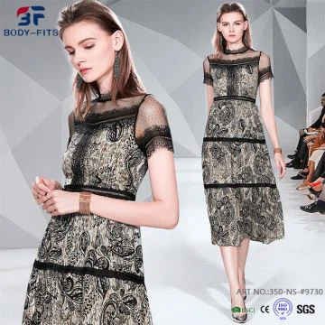 Vestido de encaje con mangas cortas